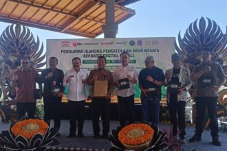 Direktur Pengembangan Destinasi II, Deputi Bidang Pengembangan Destinasi dan Infrastruktur, Kemenparekraf, Bambang Cahyo Murdoko foto bersama Sekda Karangasem I Ketut Sedana Merta dan para narasumber di acara penguatan jejaring desa wisata berbasis digital di Bali. Sumber foto : WartaBali