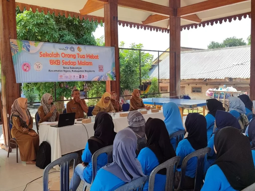 Puluhan ibu-ibu tampak antusias mengikuti program SOTH di Pendapa Balai Desa Sukoanyar. Sumber : Pemdes Sukoanyar