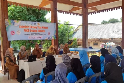 Puluhan ibu-ibu tampak antusias mengikuti program SOTH di Pendapa Balai Desa Sukoanyar. Sumber : Pemdes Sukoanyar