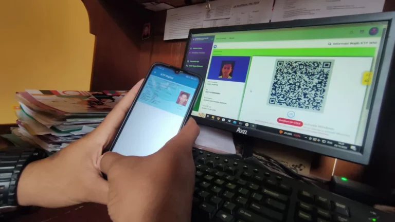 Scan QR Code digitalisasi dokumen adminduk kini bisa dilakukan di kantor desa dengan dibantu petugas. Sumber : Satrio Jati/Radar Madiun