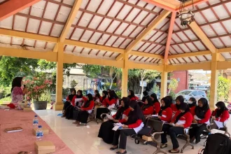 Anggota PKK Desa Sampangagung saat mengikuti pelatihan yang rutin digelar pemdes. Sumber : Indah/jprm