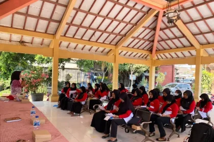 Anggota PKK Desa Sampangagung saat mengikuti pelatihan yang rutin digelar pemdes. Sumber : Indah/jprm