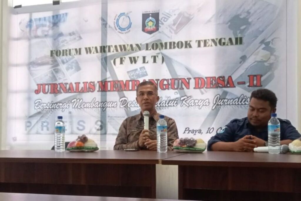 Sekda Lombok Tengah Provinsi NTB Lalu Firman Wijaya, saat membuka acara pelatihan jurnalistik perangkat desa yang di gelar oleh forum wartawan Lombok tengah, Sumber Foto : AntaraNTB