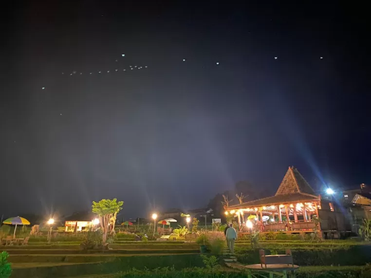 Cafe Paseban Agung di Desa/Kecamatan Trawas, Kabupaten Mojokerto menawarkan konsep tradisional dan pemandangan alam. Sumber : Pemdes Trawas/radarmojkerto