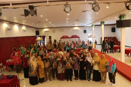 Kades Mlaten Dwi Siswarini bersama anggota Sekoper Desa Mlaten saat menghadiri seminar yang digelar Forum Puspa Majapahit. Sumber : Pemdes Mlaten/RadarMojokerto