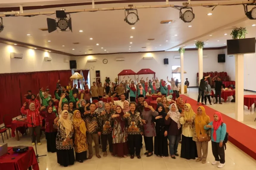Kades Mlaten Dwi Siswarini bersama anggota Sekoper Desa Mlaten saat menghadiri seminar yang digelar Forum Puspa Majapahit. Sumber : Pemdes Mlaten/RadarMojokerto