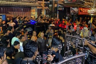 Polisi menenankan keributan antara kelompok warga pendatang dengan warga lokal di Benoa, Kuta Selatan, Badung,. Sumber foto : DetikBali
