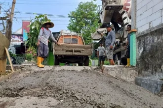 Kepala Desa Jabontegal, Nur Rohmad ikut dalam proses pengecoran Infrastruktur Jalan Lingkungan di Dusun Jabon. Sumber : dodik/jprm