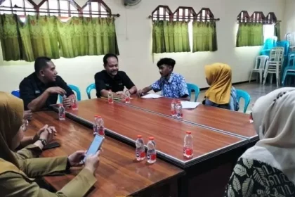Pemdes Sidoharjo, Kecamatan Gedeg mendampingi ATS untuk menuntaskan pendidikan di balai pertemuan desa setempat. Sumber : Pemdes Sidoharjo/radarmojokerto.
