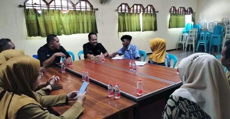 Pemdes Sidoharjo, Kecamatan Gedeg mendampingi ATS untuk menuntaskan pendidikan di balai pertemuan desa setempat. Sumber : Pemdes Sidoharjo/radarmojokerto.