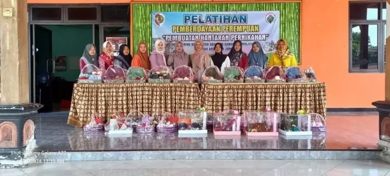 Tim PKK Desa Bening mengikuti pelatihan membuat hantaran, yang menjadi salah satu upaya meningkatkan perekonomian desa dari wirausaha. Sumber : indah/jprm