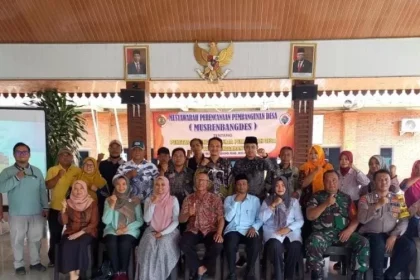 Kepala Desa Padi Slamet Prayogi Hatna Wijaya saat giat musrenbang desa yang dihadiri berbagai perwakilan lapisan masyarakat. Sumber : Rizal/jprm