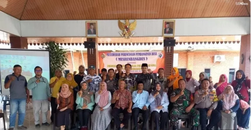 Kepala Desa Padi Slamet Prayogi Hatna Wijaya saat giat musrenbang desa yang dihadiri berbagai perwakilan lapisan masyarakat. Sumber : Rizal/jprm