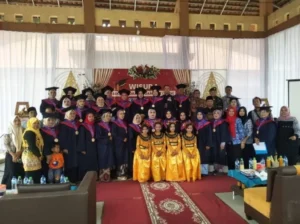 Sebanyak 20 orang tua menjalani prosesi wisuda SOTH di Balai Desa Sumberjati, Kecamatan Jatirejo, Mojokerto. Sumber : Pemdes Sumberjati/radarmojokerto