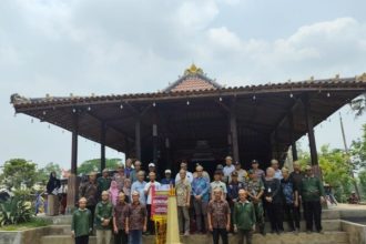 Para pejabat dan tamu undangan berfoto bersama di depan pendapa Desa Wajak setelah acara Launching Desa Berdaya yang berfokus pada inovasi produk Mendong. Sumber : jatimtimes.com