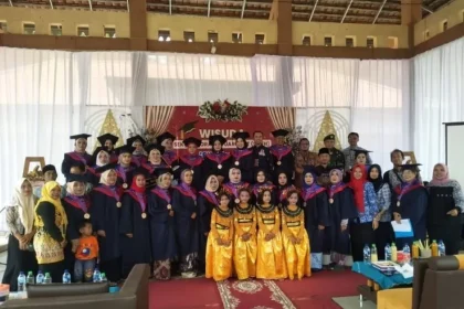 Sebanyak 20 orang tua menjalani prosesi wisuda SOTH di Balai Desa Sumberjati, Kecamatan Jatirejo, Mojokerto. Sumber : Pemdes Sumberjati/radarmojokerto