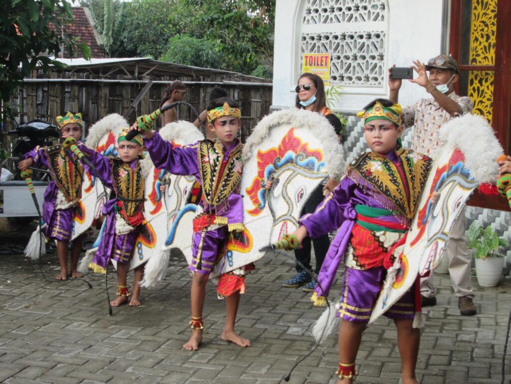 Kampung Tenun Ikat Bandar Kidul: Menganyam Warisan Nusantara di Desa Wisata Edukasi Sentra Tenun Kediri Kampung Tenun Ikat Bandar Kidul: Menganyam Warisan Nusantara di Desa Wisata Edukasi Sentra Tenun Kediri