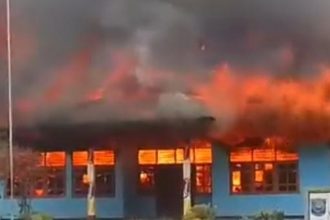 Kantor Distrik Waigeo Utara di Raja Ampat diduga dibakar. Sumber : detik.com