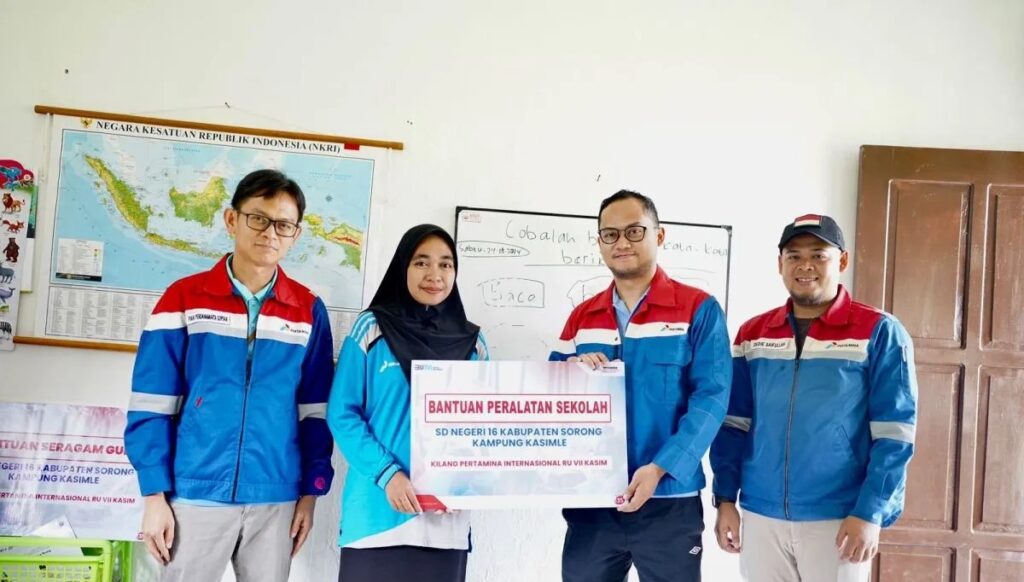 PT Kilang Pertamina Internasional (KPI) RU VII Kasim menyerahkan bantuan peralatan sekolah kepada SD Negeri 16 Kabupaten Sorong. Sumber : papuabarat.antaranews.com