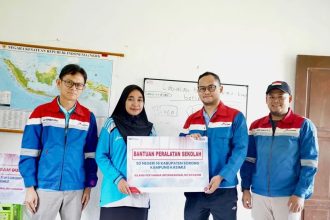 PT Kilang Pertamina Internasional (KPI) RU VII Kasim menyerahkan bantuan peralatan sekolah kepada SD Negeri 16 Kabupaten Sorong. Sumber : papuabarat.antaranews.com