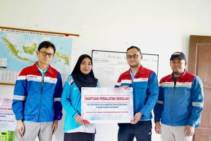 PT Kilang Pertamina Internasional (KPI) RU VII Kasim menyerahkan bantuan peralatan sekolah kepada SD Negeri 16 Kabupaten Sorong. Sumber : papuabarat.antaranews.com