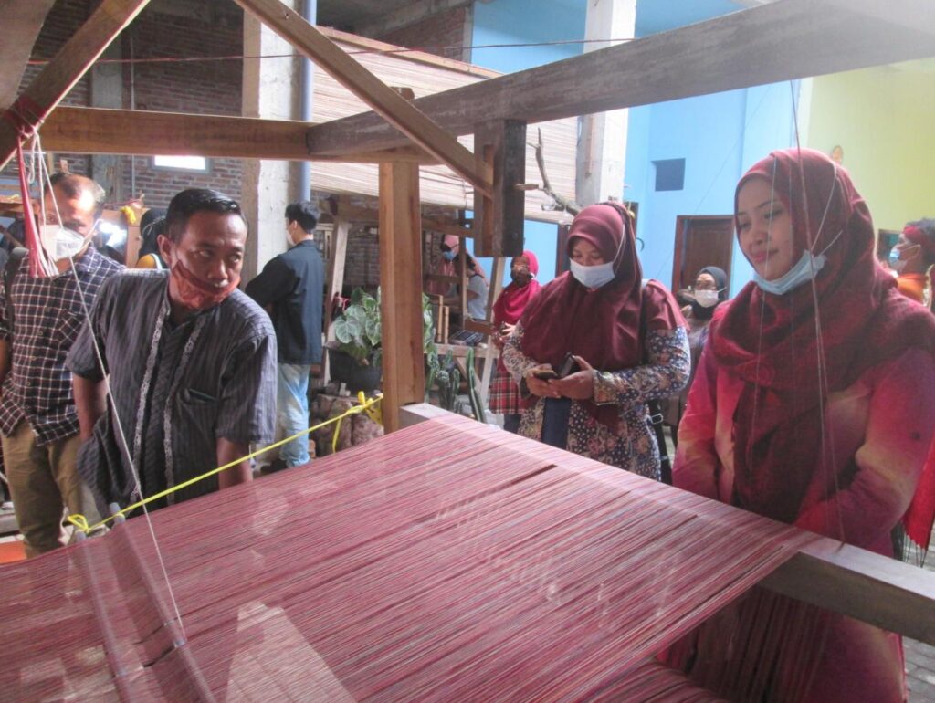 Kampung Tenun Ikat Bandar Kidul: Menganyam Warisan Nusantara di Desa Wisata Edukasi Sentra Tenun Kediri Kampung Tenun Ikat Bandar Kidul: Menganyam Warisan Nusantara di Desa Wisata Edukasi Sentra Tenun Kediri