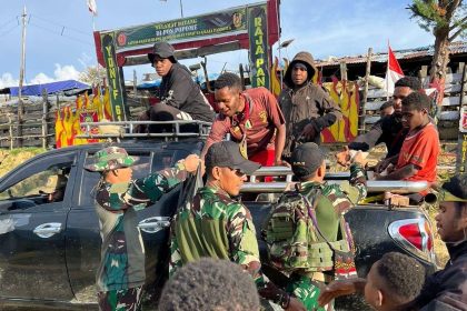 Prajurit Satgas Yonif 614/Raja Pandita saat membagikan makanan kepada masyarakat Popome. Sumber : rri.co.id