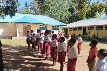 Siswa SD Rawa Biru berbaris sebelum masuk kelas. Sumber : rri.co.id