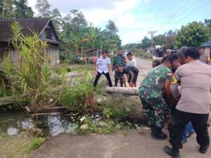 Proses perbaikan yang dilakukan warga setempat bersama Dinas Perhubungan. Sumber: rri.co.id