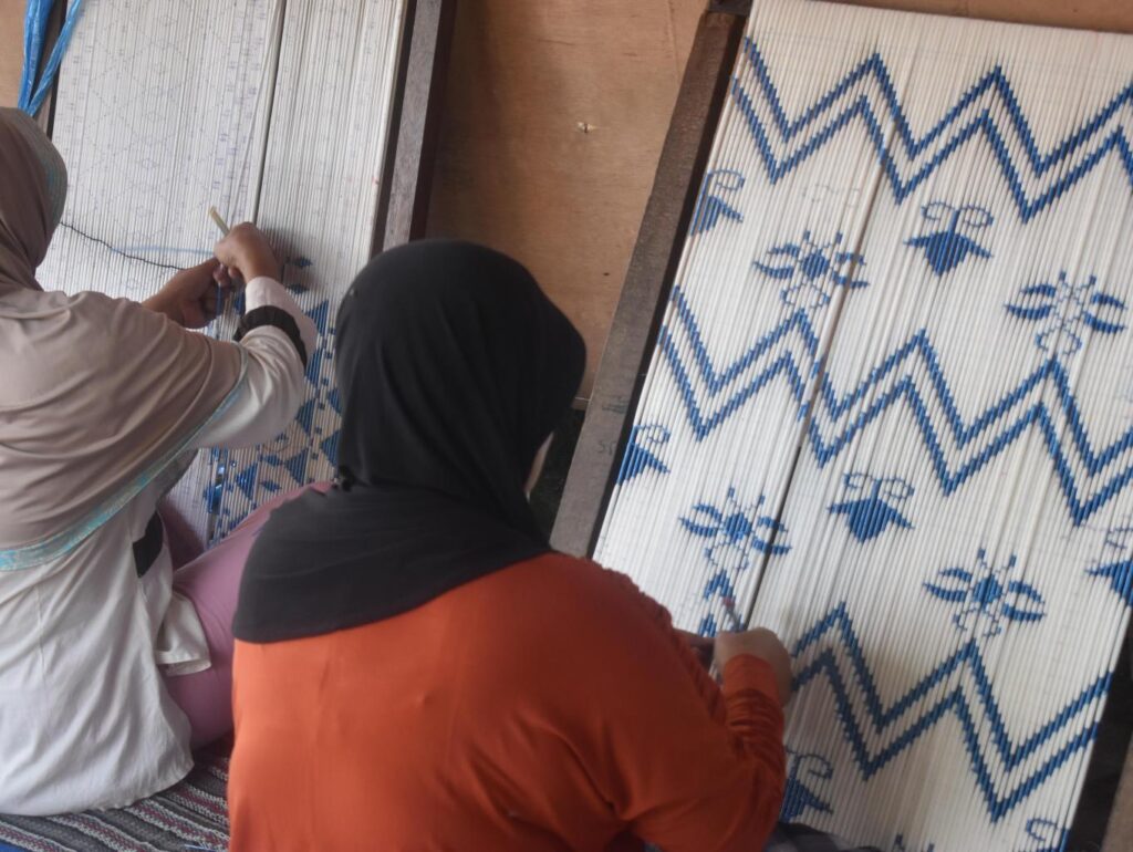 Kampung Tenun Ikat Bandar Kidul: Menganyam Warisan Nusantara di Desa Wisata Edukasi Sentra Tenun Kediri Kampung Tenun Ikat Bandar Kidul: Menganyam Warisan Nusantara di Desa Wisata Edukasi Sentra Tenun Kediri