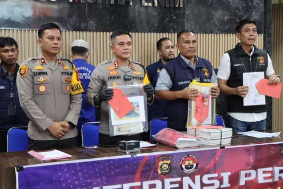 Tersangka Kepala Desa Tanjung Medang beserta barang bukti di Polres Muara Enim. Sumber:jpnn.com