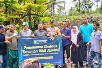 Foto bersama usai penanaman bibit alpukat. Sumber:rri.co.id