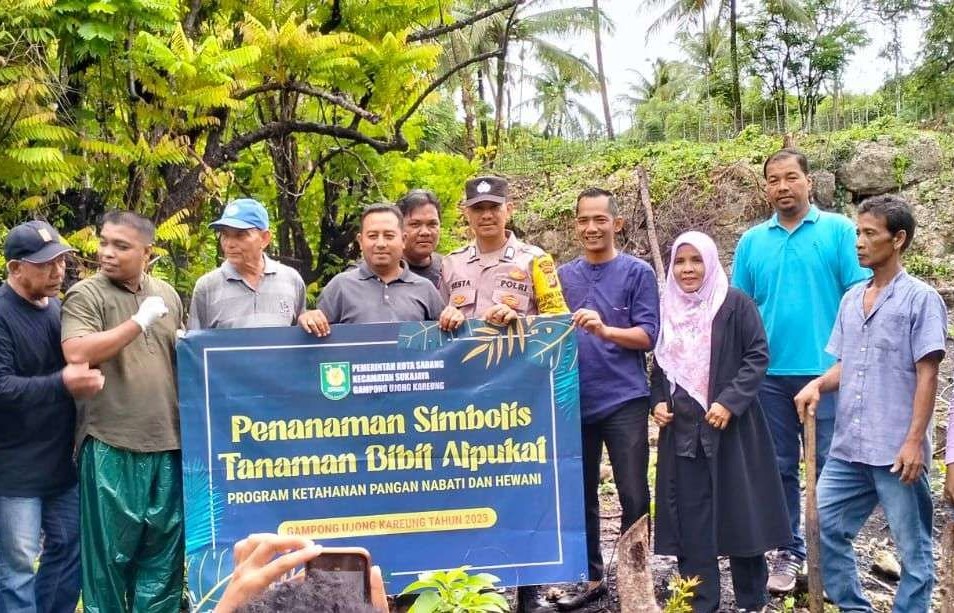 Foto bersama usai penanaman bibit alpukat. Sumber:rri.co.id