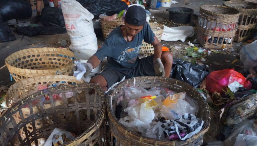 Pegawai melakukan pemilahan sampah. Sumber: Pandanganjigja