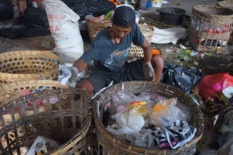 Pegawai melakukan pemilahan sampah. Sumber: Pandanganjigja