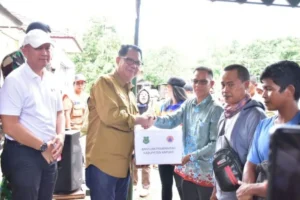 Penjabat Bupati Kapuas, Darliansjah, menyerahakan secara simbolis bantuan korban terdampak banjir di dua desa Kecamatan Mantangai.