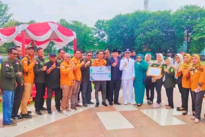 Foto bersama usai serah terima penghargaan. Sumber:enimekspres.bacakoran.co