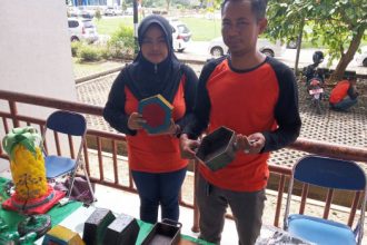 Paving Block hasil daur ulang dari sampah plastik yang dilakukan komunitas BSM Desa Suka Maju, Tenggarong Seberang. Sumber: Dokumentasi Kuswara.