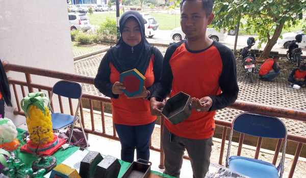 Paving Block hasil daur ulang dari sampah plastik yang dilakukan komunitas BSM Desa Suka Maju, Tenggarong Seberang. Sumber: Dokumentasi Kuswara.