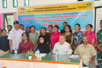 Foto bersama penyuluhan kesehatan masyarakat di Balai Kampung Mantembu, Distrik Anotaurei, Kabupaten Kepulauan Yapen. Sumber : rri.co.id