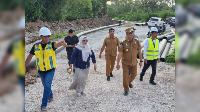 Pj Wali kota Tual, Affandy Hassanusy saat melakukan tinjauan lapangan. Sumber : TribunAmbon.com