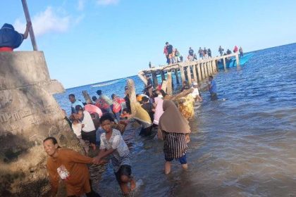 Insiden jembatan ambruk di Desa Pulau Hatta. Sumber : tribunambon.com