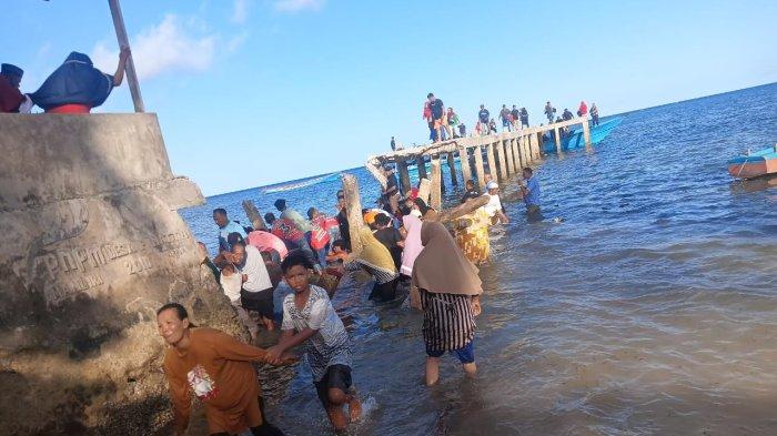 Insiden jembatan ambruk di Desa Pulau Hatta. Sumber : tribunambon.com