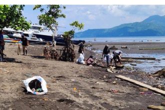 Komunitas Pangdawaga Pemuda Kelurahan Fitu saat aksi bersih sampah di Pantai Fitu. Sumber : TribunTernate.com