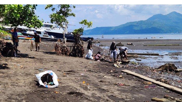 Komunitas Pangdawaga Pemuda Kelurahan Fitu saat aksi bersih sampah di Pantai Fitu. Sumber : TribunTernate.com