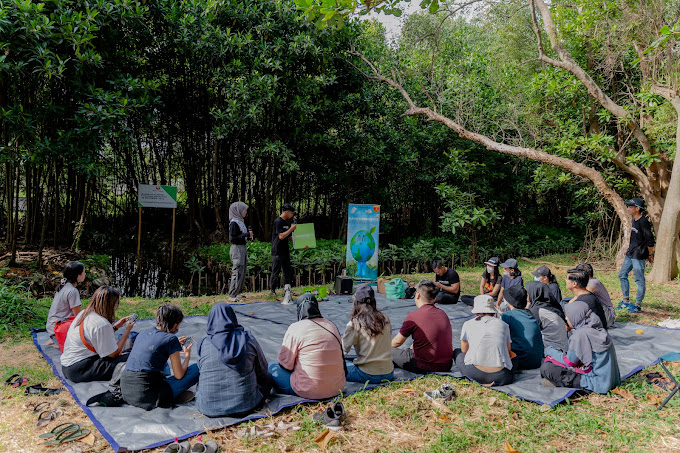 Aktivitas Pengunjung MEC. Sumber: Dokumentasi Mangrove Education Center (MEC) Desa Pangkalan Jambi