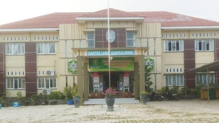 Kantor Kecamatan Sangkulirang, Kutai Timur. Sumber: Sekretaris Camat