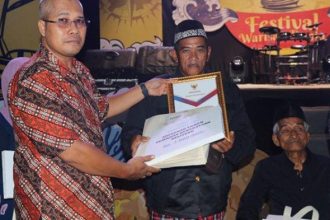 Penyerahan penghargaan pada event Festival Warisan Dunia di Desa Wisata Batu Itam. Sumber: tribunnews.com