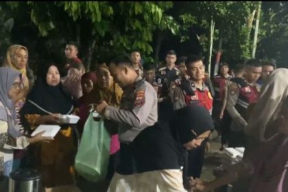 Proses penyerahan bantuan di Desa Marindal. Sumber: medanposonline.com