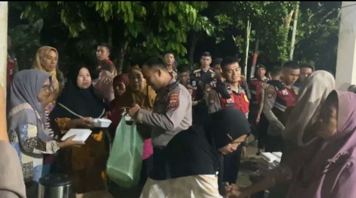 Proses penyerahan bantuan di Desa Marindal. Sumber: medanposonline.com
